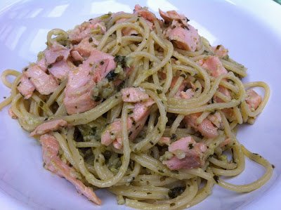 Espaguetis al pesto con salmón fresco (Spaghetti al pesto con salmone)
