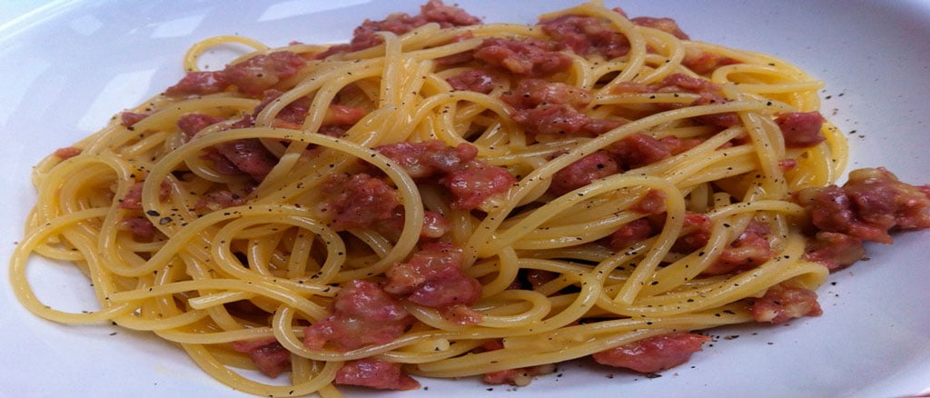 Spaghetti alla carbonara di salsiccia (Espaguetis a la carbonara con longaniza)